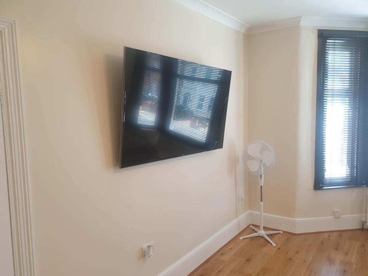 London Luxury 2 Bedroom Flat 5Min Walk From Overground, With Free Wifi, Free Parking-Sleeps X6 Илфорд Экстерьер фото