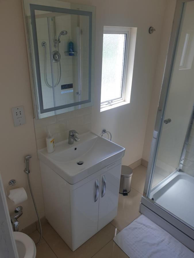 London Luxury 2 Bedroom Flat 5Min Walk From Overground, With Free Wifi, Free Parking-Sleeps X6 Илфорд Экстерьер фото